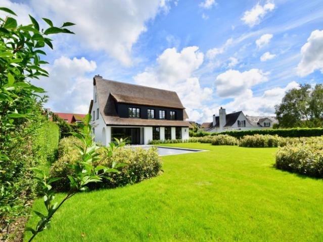 Alleenstaande villa uitzonderlijk rustig gelegen in een g.
