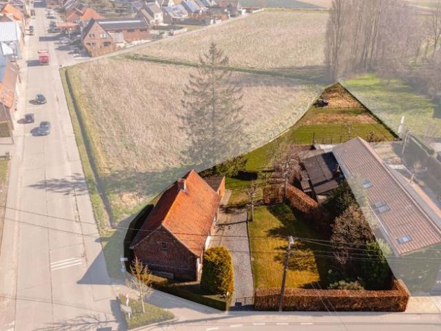 ALLEENSTAANDE WOONST MET BIJGEBOUWEN OP 1.281 m²