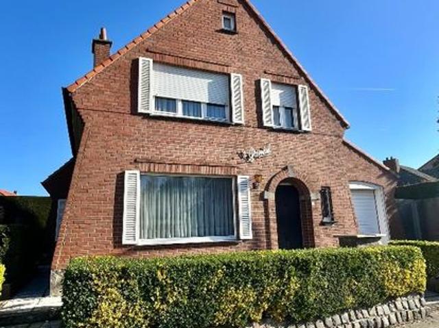 Alleenstaande woning met 3 kamers, garage en mooi zicht op
