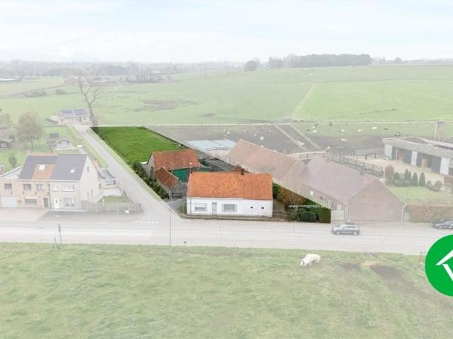 Alleenstaande woning met bijgebouwen en vergezichten te Koekelare