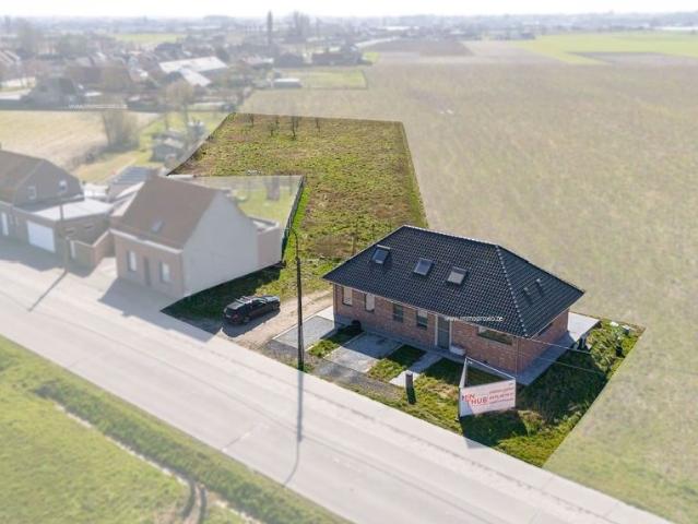 Alleenstaande woning met landelijk verzicht op 3.584 m² te koop in Ledegem