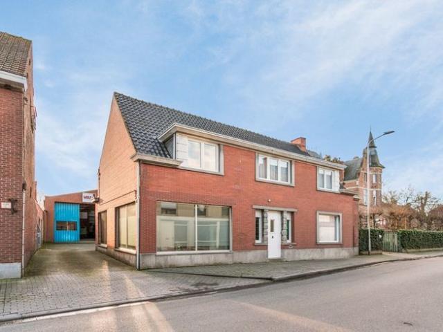 Alleenstaande woning met magazijn/loods TE KOOP in hartje.