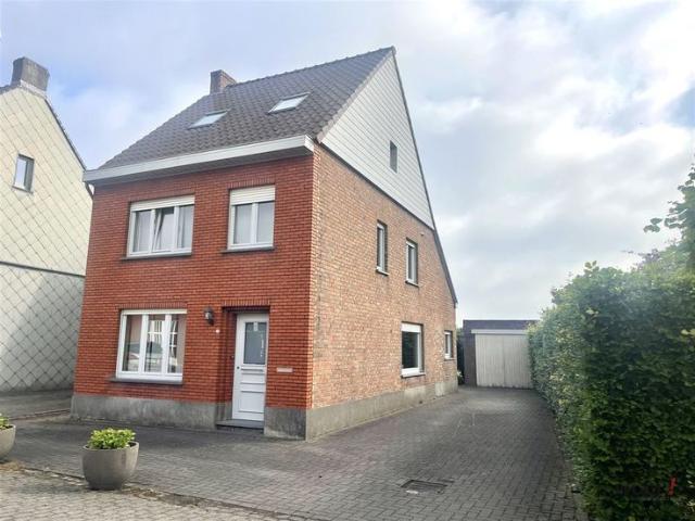 alleenstaande woning met weiland