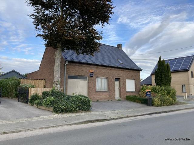 Alleenstaande woning op 1115 m² grond met garage te Pitte.