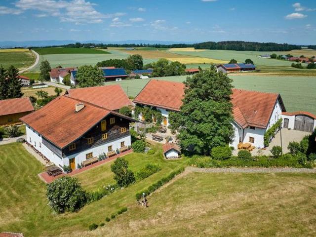 Alleinlage Traum statt Stadt Enge: Autarker Dreiseithof mit 150m² Saunahaus & eigenem Teich!
