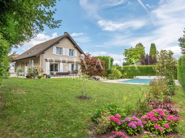 Exklusiv: Atemberaubende freistehende Villa mit Pool in Terre Sainte