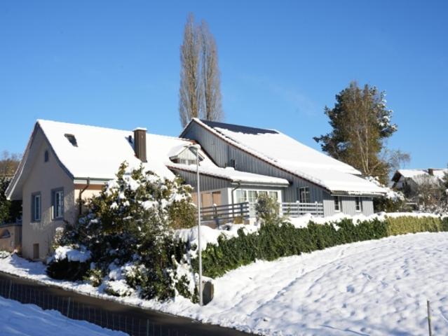 Alleinstehendes Landhaus mit viel Platz, grossem Atelier und viel Land