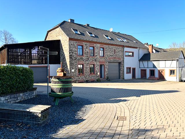 Alles andere als gewöhnlich! Kernsaniertes Bauernhaus mit großem Garten und Ausbaufläche in Klausen