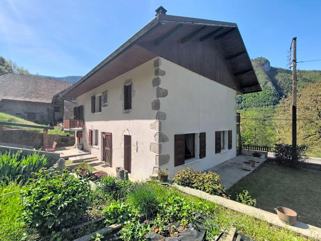Allèves Maison familiale avec jardin agréable et fort potentiel