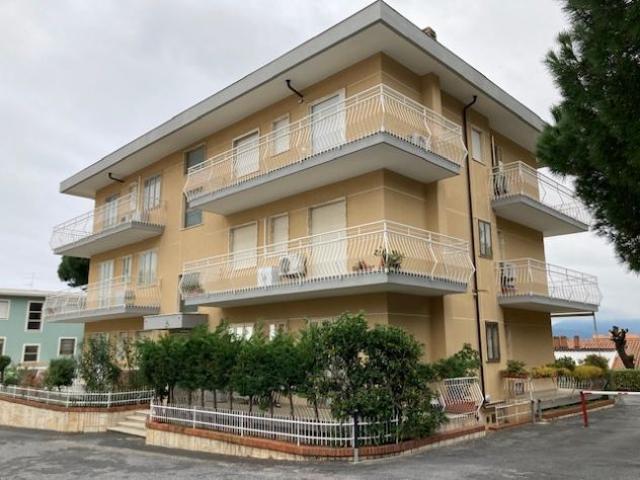 Alloggio con vista mare in zona residenziale a 800 mt
