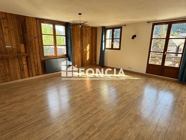 Allos centre village, superbe duplex de plus de 100m2 avec tres belle vue montagnes, 3 grandes chambres, balcon, entierement refait a neuf, casier a