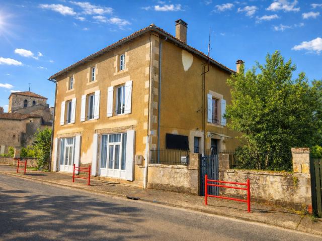 Alloue ? Deux maisons traditionnelles rénovées avec jardin en bord de rivière ? possibilité d'activité commerciale
