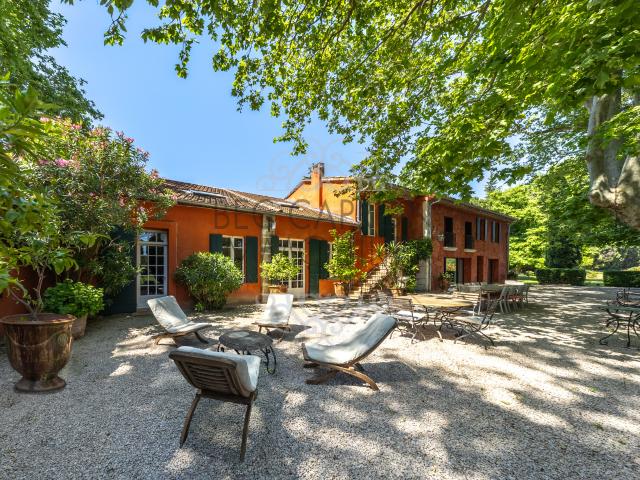ALPILLES Propriété de 11 hectares avec 750m2 de bâti