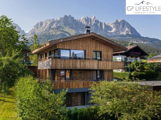 Alpine Eleganz: Modernes Chalet mit klaren Linien in idyllischer Bergkulisse