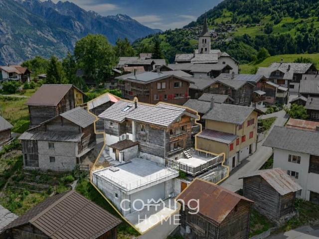 Alpines Zweifamilienhaus mit Panoramablick, Terrassen, Stall und Doppelgarage Unterems