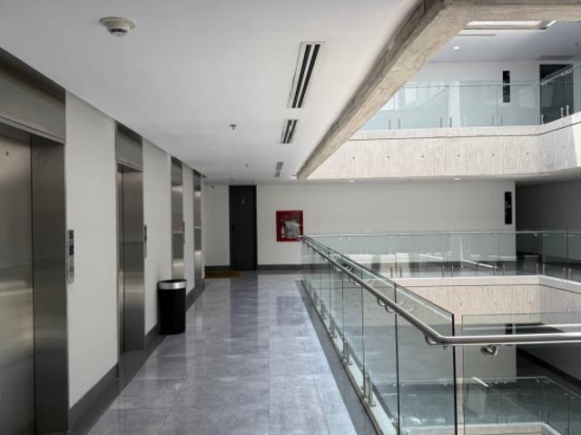Alquier de Oficina en Obra Gris en Cerro verde