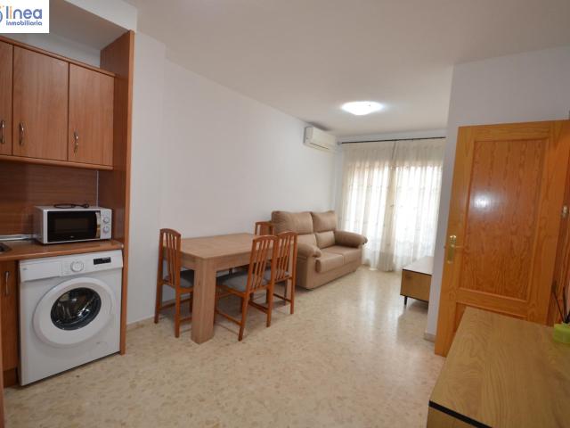 ALQUILAMOS. PISO DE UN 1 DORMITORIO CON PLAZA DE GARAJE. ROQUETAS DE MAR ALMERIA