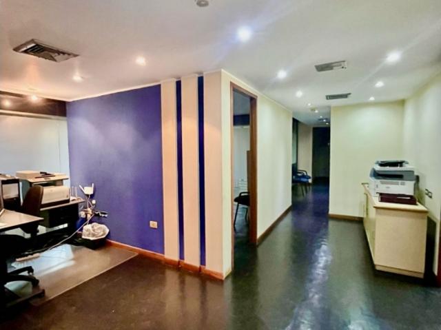 Alquiler 85 m2 oficina C.C.LA PIRAMIDE 5 cubículos cerrados. 1 veh