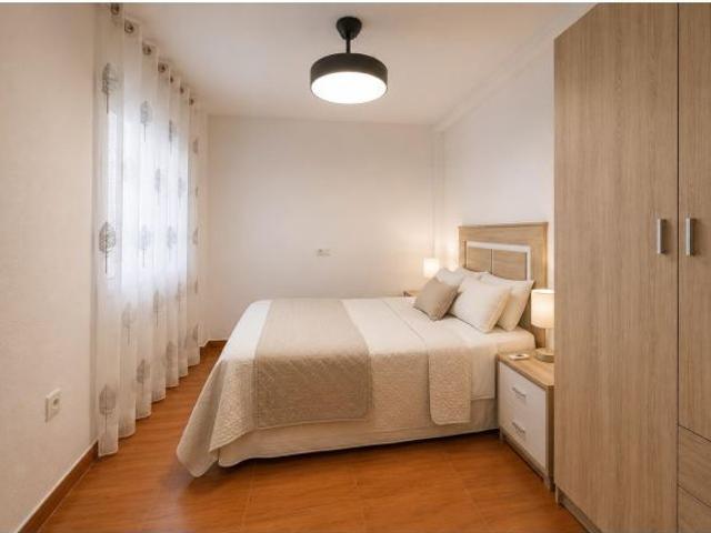 Alquiler temporal en Almería · Vivienda reformada de 3 habitaciones con terraza