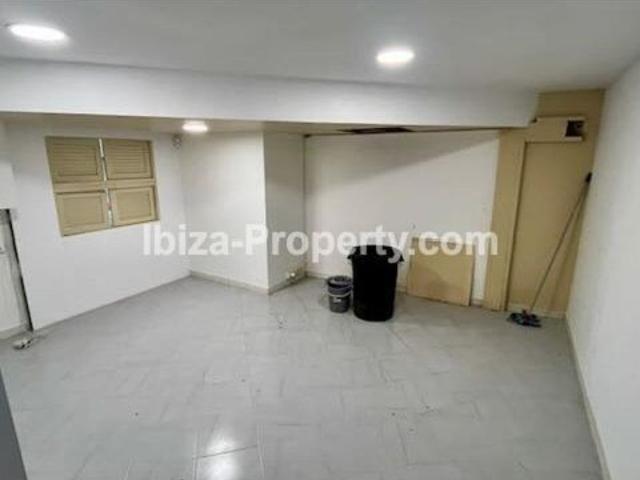 ALQUILER ANUAL – Amplio local comercial de 113 m2 en el centro de San Antonio, Ibiza