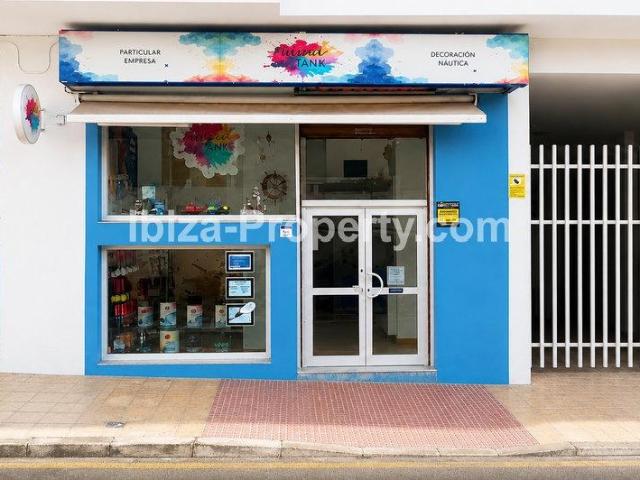 ALQUILER ANUAL – Amplio local comercial de 113 m2 en el centro de San Antonio, Ibiza