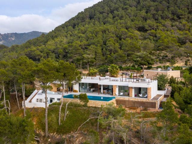 ALQUILER ANUAL MODERNA VILLA CON VISTAS
