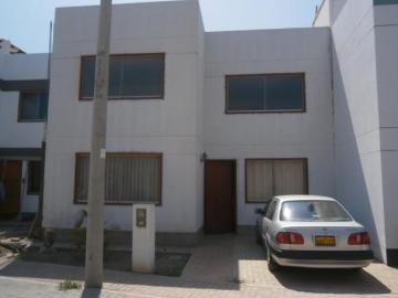 BAJO DE PRECIO, ALQUILER CASA DE TRES PISOS EN HUAURA CONDOMINIO SANTA MARIA