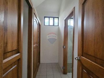 Alquiler casa en urbanizacion laguna dorada samb