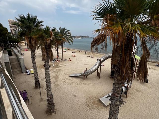 ALQUILER DE VIVIENDA PRIMERA LINEA DE PLAYA CON VISTAS AL MAR