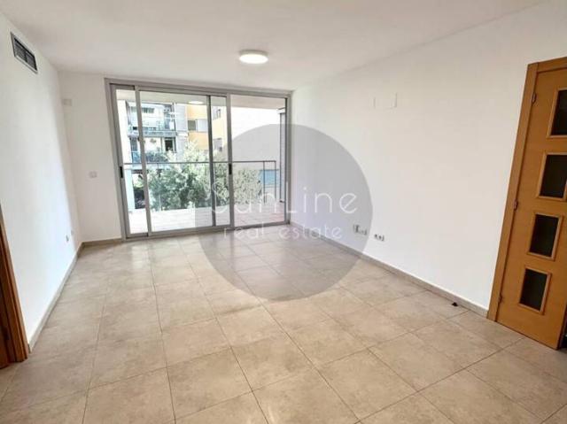 Alquiler de acogedor piso de 2 dormitorios con terraza, garaje y piscina en el tranquilo barrio familiar de Campanar