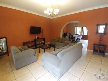 Alquiler de Amplia Casa de Dos Pisos, Excelente Para Familias Grandes. 800$