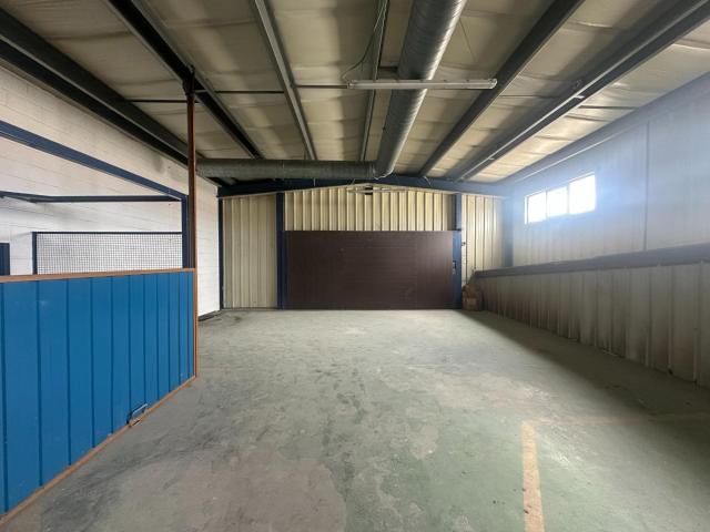 Alquiler de amplia nave con oficinas y buena comunicación