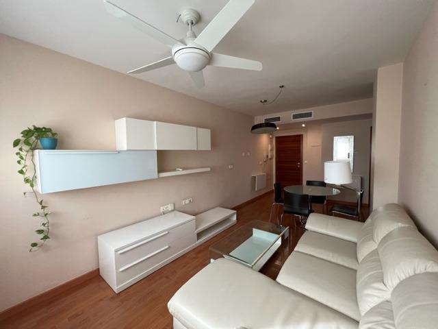 Alquiler de apartamento en Juan Carlos I, 2 dormitorios, 2 baños, garaje y trastero
