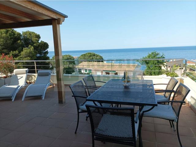 alquiler de apartamento en llançà con terraza y vistas al mar – segunda residencia – alt empordà