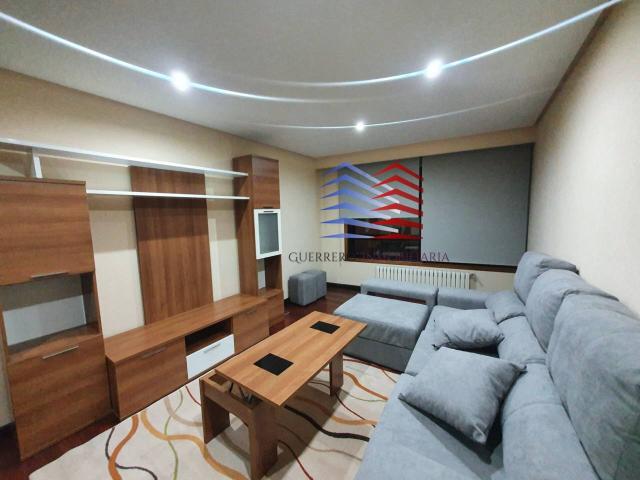 ALQUILER DE APARTAMENTO EXTERIOR Y LUMINOSO EN PLENO CENTRO DE OURENSE – CALLE RAMÓN CABANILLAS 780 € AL MES – COMUNIDAD
