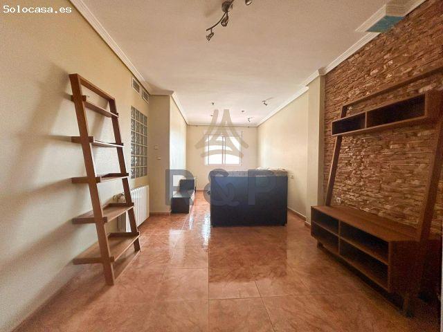 Alquiler de Casa adosada de 4 dormitorios con buhardilla, garaje, sótano y piscina comunitaria