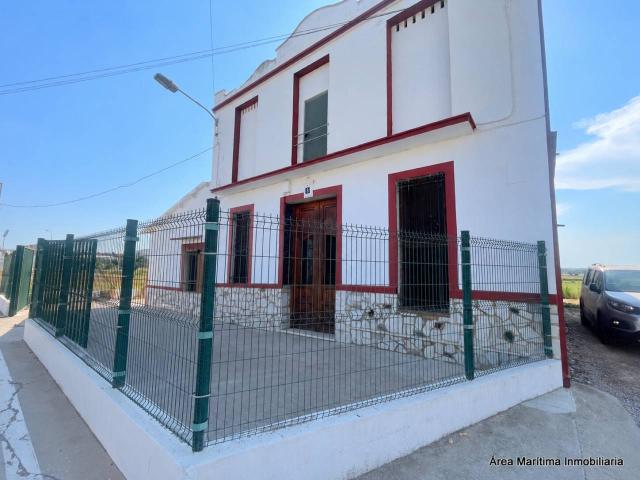 Alquiler de casa de cuatro habitaciones, dos baños y terreno en plena huerta valenciana | Área Marítima Inmobiliaria · O