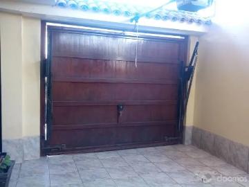 Alquiler De Cochera Techada Con Control Remoto En Casa