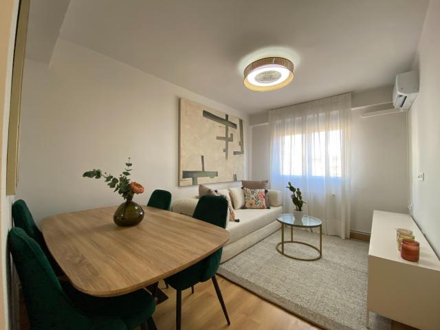 ¡ALQUILER DE DISEÑO en calle Miraflores! Piso reformado, amueblado con estilo, 3 Hab, Ascensor y GARAJE INCLUIDO
