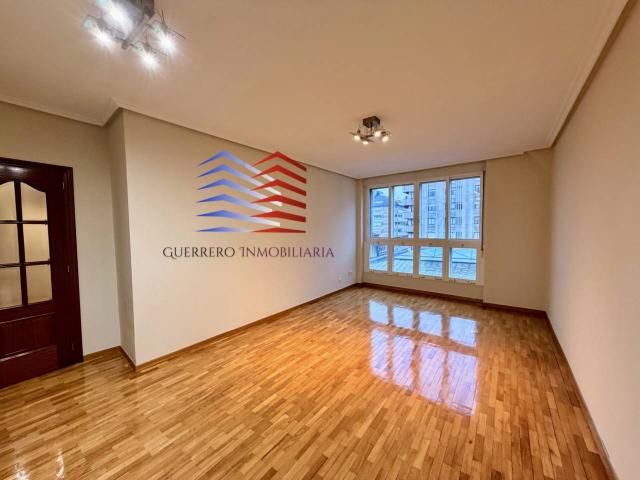 ALQUILER DE ESPECTACULAR PISO EXTERIOR SIN AMUEBLAR EN CALLE DEL PASEO, PLENO CENTRO – 1.000€ COMUNIDAD INCLUIDA