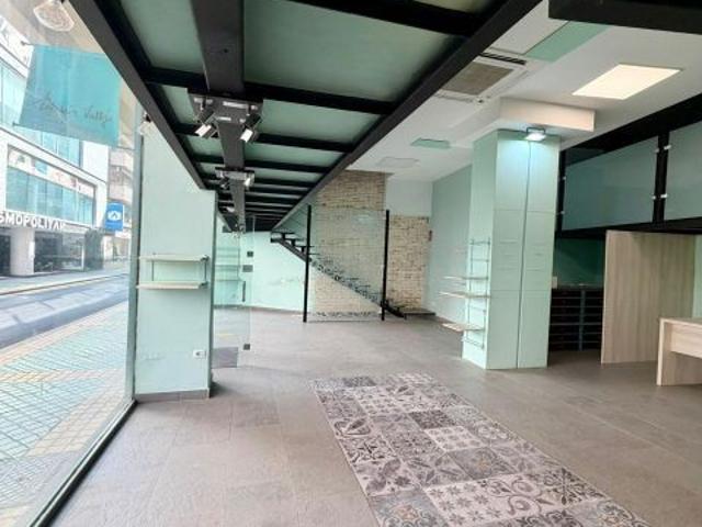 ALQUILER DE EXCELENTE LOCAL COMERCIAL CON TECHO ALTO Y CRISTALERA EN CALLE GERONA