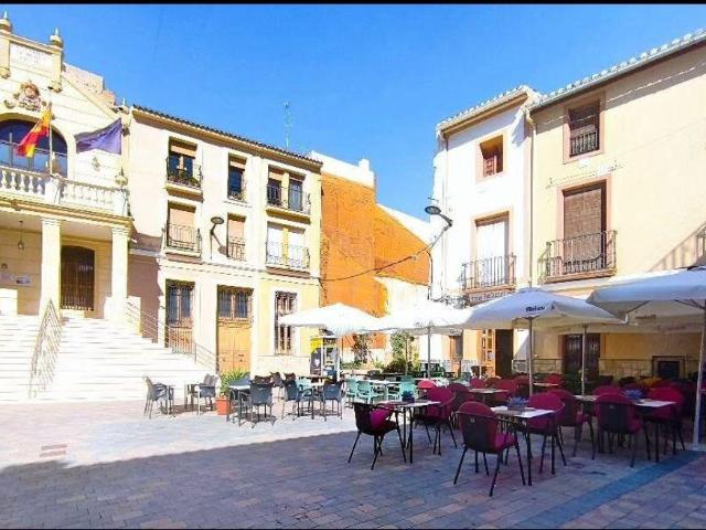 ALQUILER DE EXCELENTE RESTAURANTE EN PLENA PLAZA DEL AYUNTAMIENTO EN BUSOT