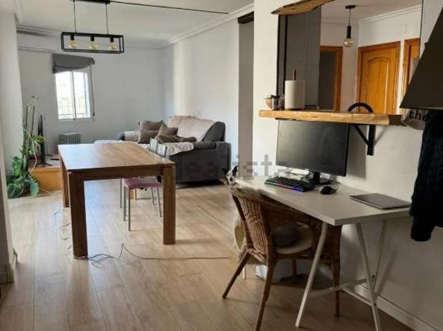 ALQUILER DE EXCELENTE VIVIENDA CON TERRAZA Y ARMARIOS EMPOTRADOS