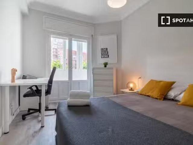 Alquiler de habitaciones en apartamento de 5 dormitorios en Ch.