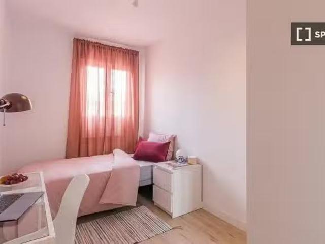Alquiler de habitaciones en apartamento de 5 dormitorios en Cu.