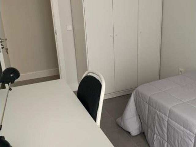 Alquiler de habitaciones en apartamento de 5 dormitorios en Justicia, Madrid