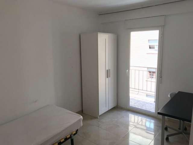 Alquiler de habitaciones en apartamento de 5 dormitorios en Rascanya, Valencia