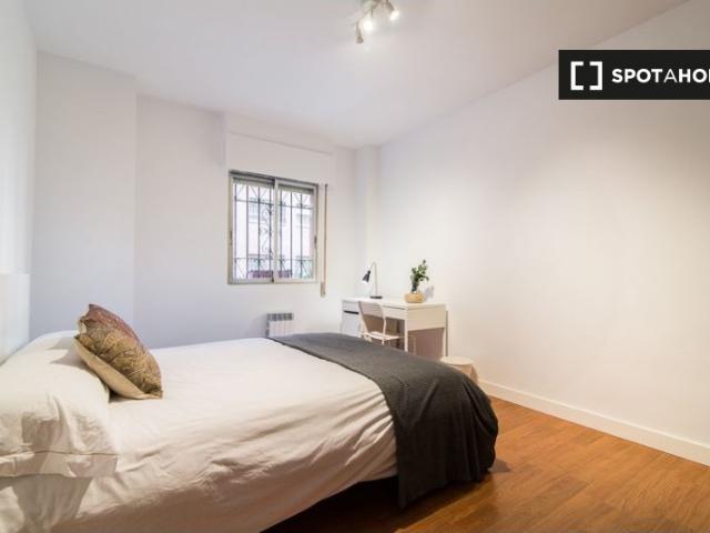 Alquiler de habitaciones en apartamento de 6 dormitorios en Pacífico, Madrid