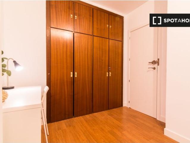 Alquiler de habitaciones en apartamento de 6 dormitorios en Pacífico, Madrid
