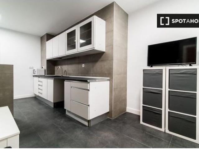 Alquiler de habitaciones en apartamento de 6 dormitorios en Pacífico, Madrid